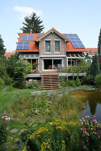 Gartenanlage mit Teich für ein Exklusiv-Haus 