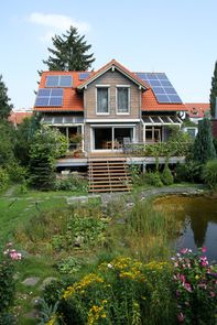 Gartenanlage mit Teich für ein Exklusiv-Haus 