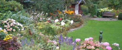 Blumengarten mit Gartenhaus